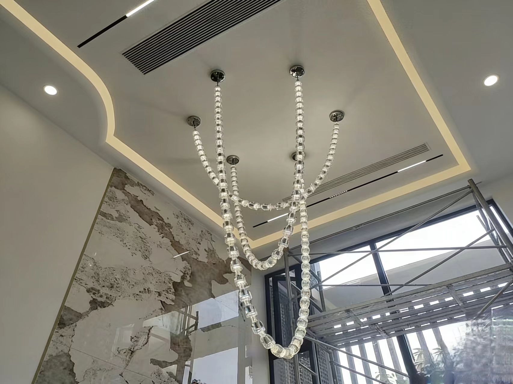 唯意照明｜别墅挑空客厅的光影艺术，项链式水晶吊灯勾勒轻奢美学