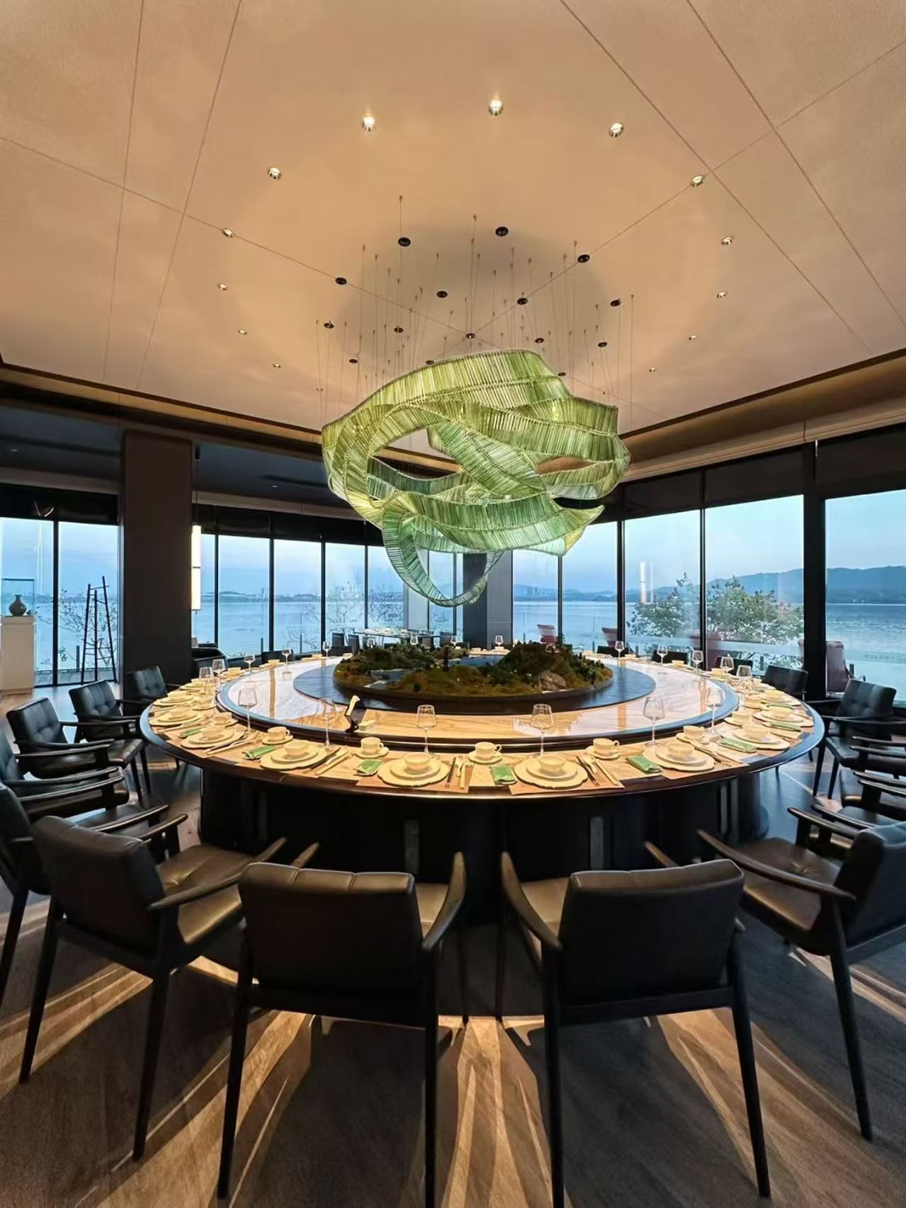 湖光映艺，灯塑空间：唯意灯饰定制服务打造文化馆湖景包厢标杆